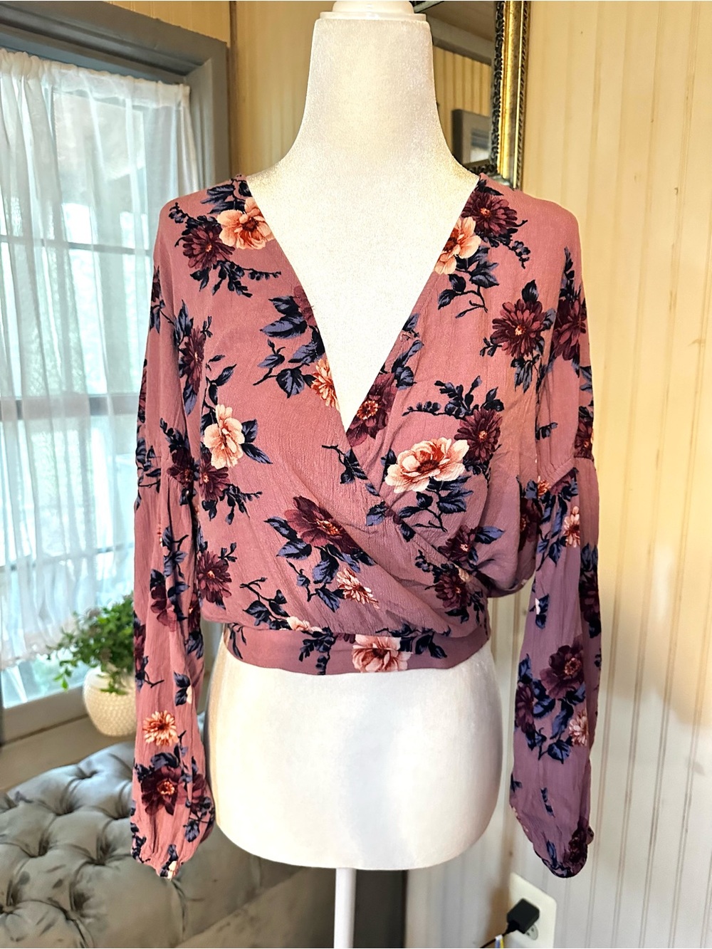 American Eagle Floral Wrap Crop Top Womens Small Boho Mauve Long Sleeve